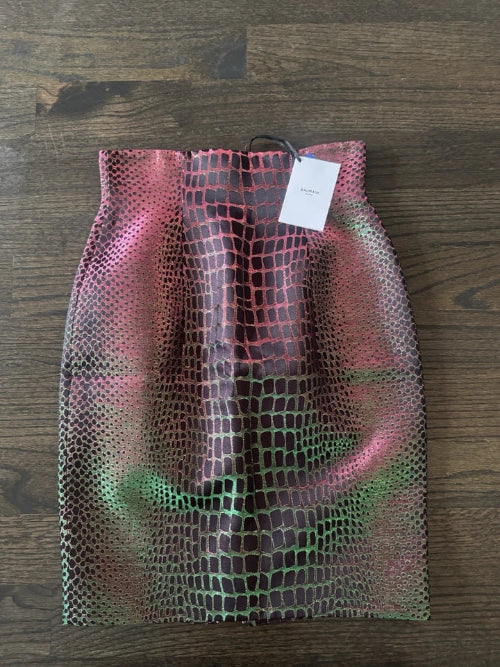 Mesh bag with a gradient pattern on a wooden surface