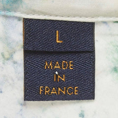 Textile label with 'L' size and 'MADE IN FRANCE' on a fabric background